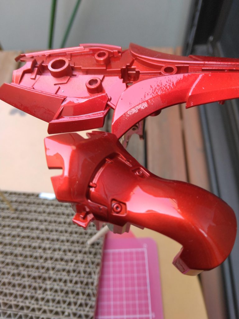 二層目に、タミヤのクリアレッド、三層目にクレオスのクリアルージュを塗装。