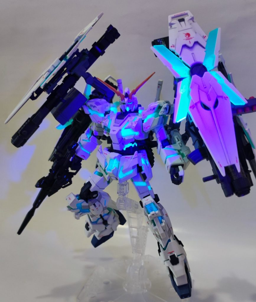 クリアパーツは素材のままでもブラックライトに反応するので、よく光ります。