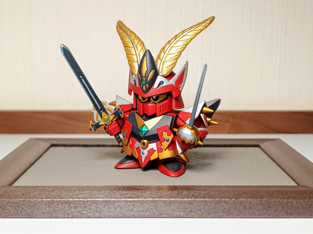 装着。ソードとサーベルを構えて。派手なデザインの剣なのに説明書によると名前はそのまんま「ソード」です。細い直線を筆で塗るのはめっちゃ大変で、ちょっとふにゃっとした仕上がり。