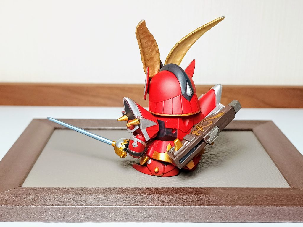 バックショット。背中に背負わせたボウガンはフェザーショット。剣は名前ないのにボウガンは名前付きです。編集してて気が付いたんですけど後頭部のジュエルっぽいとこを塗り忘れていますね…