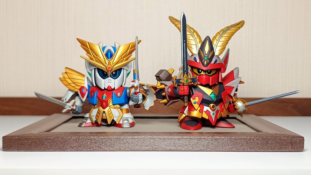 灼騎士F91と並べてキメポーズ。対照的な配色がとっても映えます。