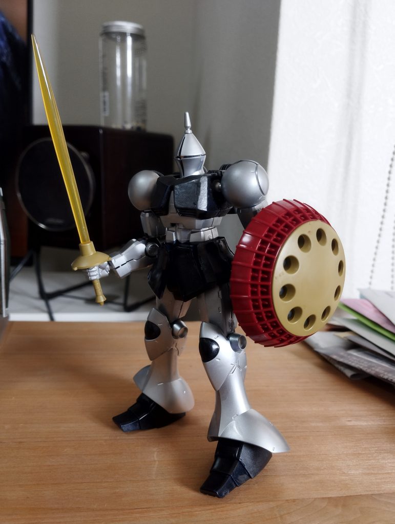 別角度から。シールド部はミサイル部分はダークイエロー外周部はアクセントになればと思い切って明るめのイタリアンレッドとしています。