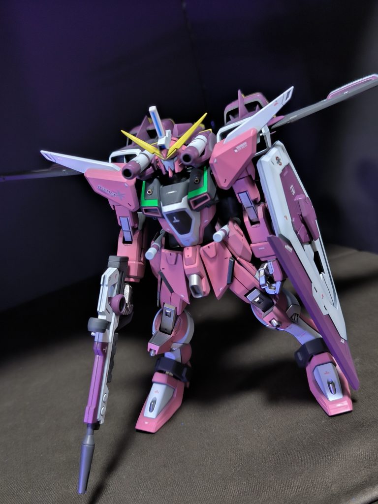 リフターを起こして一枚。この手のキットはポージングはサイズにしろ関節にしろ得意ではないです。ポージングで楽しむならHGCEの最新インジャが最高ですね。