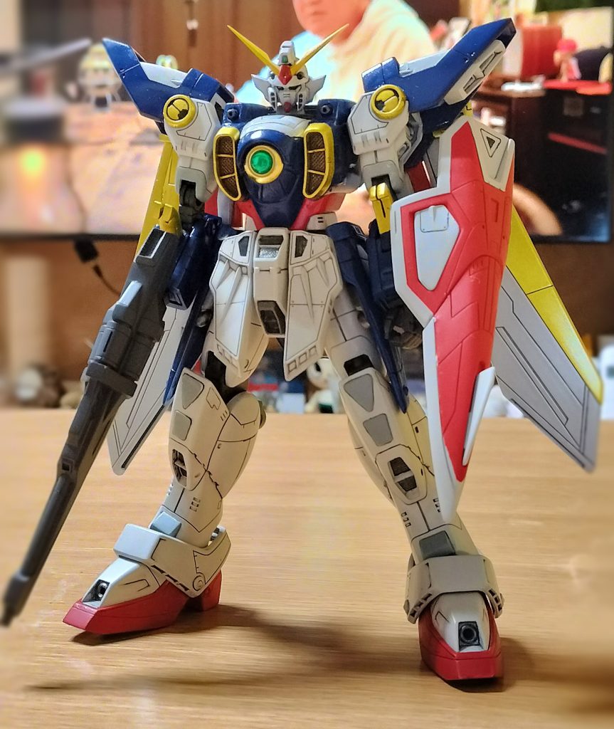すらっと華奢なMGとは違う、無骨なイメージの1/00ウイングガンダム。頭部をガンダムユニバース版にし小顔にしたことで全体のバランスが纏まりました。（元キットは顔がでかい…イケメンだけど