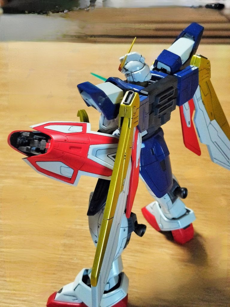 全体的に合わせ目消し。スラスターのアフターパーツ置き換えや作り直しをしています。