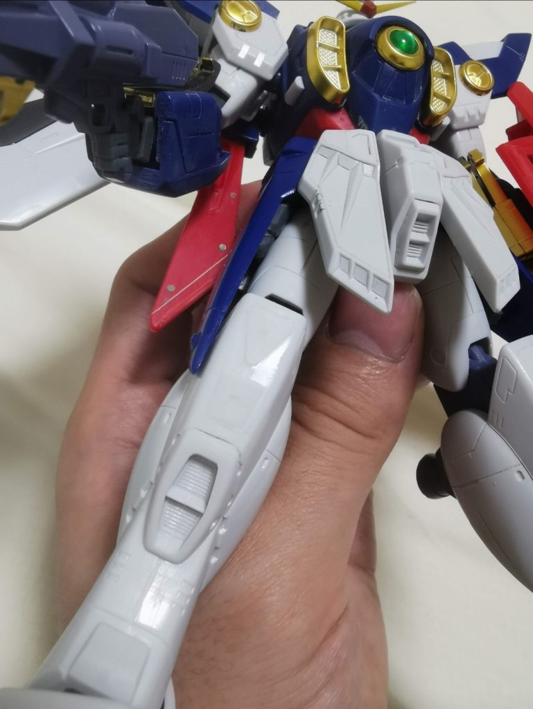 膝ダクトのモナカ、時代を感じる合わせ目を接着、ダガネで修正して消しました。