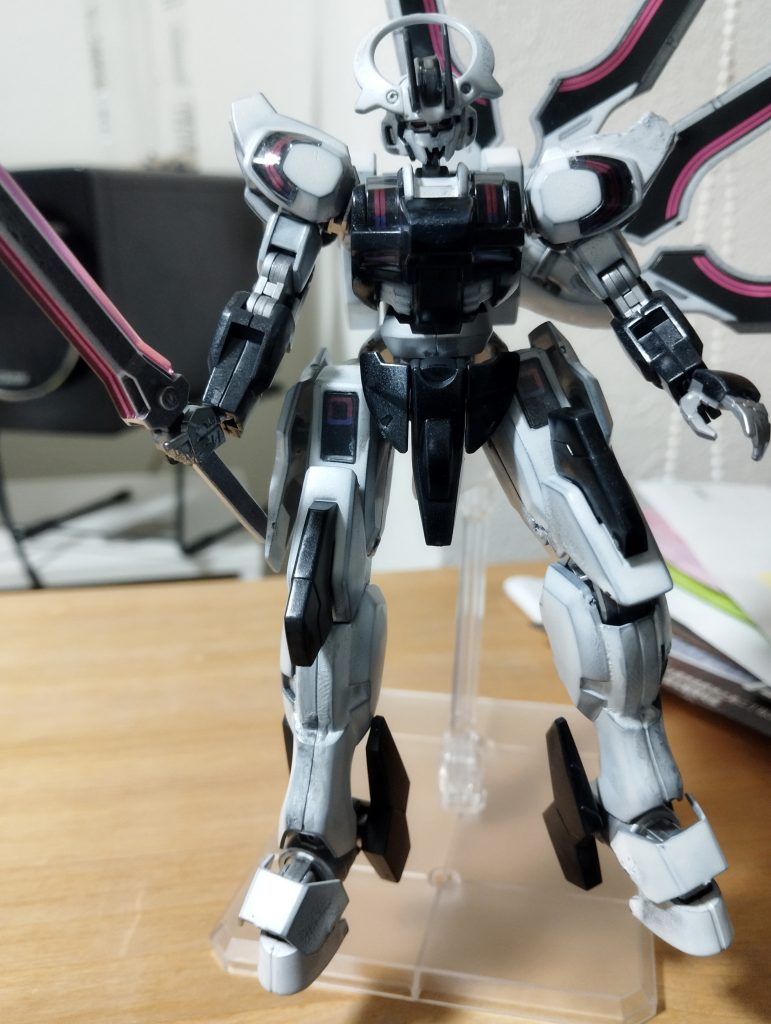 素立ち状態全塗装と言いながら塗り分け大変そうな所はもう全部シールです。これぞ割り切り笑