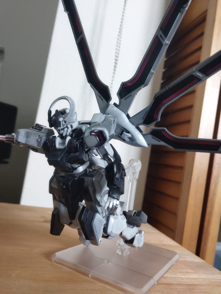 別角度から。本体部はセミグロスブラック下地のパールホワイトダークグレー部は現在マイブームのダークマイトブルーにしています。この黒と青の中間みたいな極めて濃い青がたまんねぇんだ笑