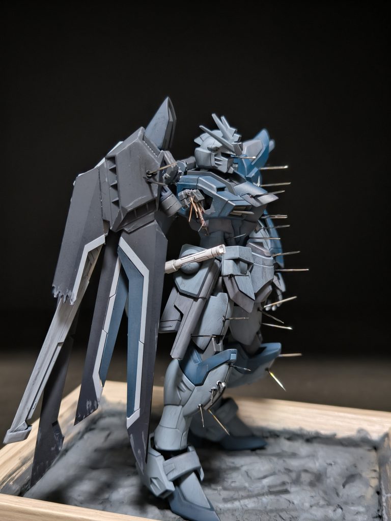 翼の形状は劇中を参考に修正しています。具体的には翼の角度を狭め、取り付け位置を下げています。キットのままだと広がりすぎている印象。シュトゥルムスヴァーハ?翼の砲身が太ましいので置換え。