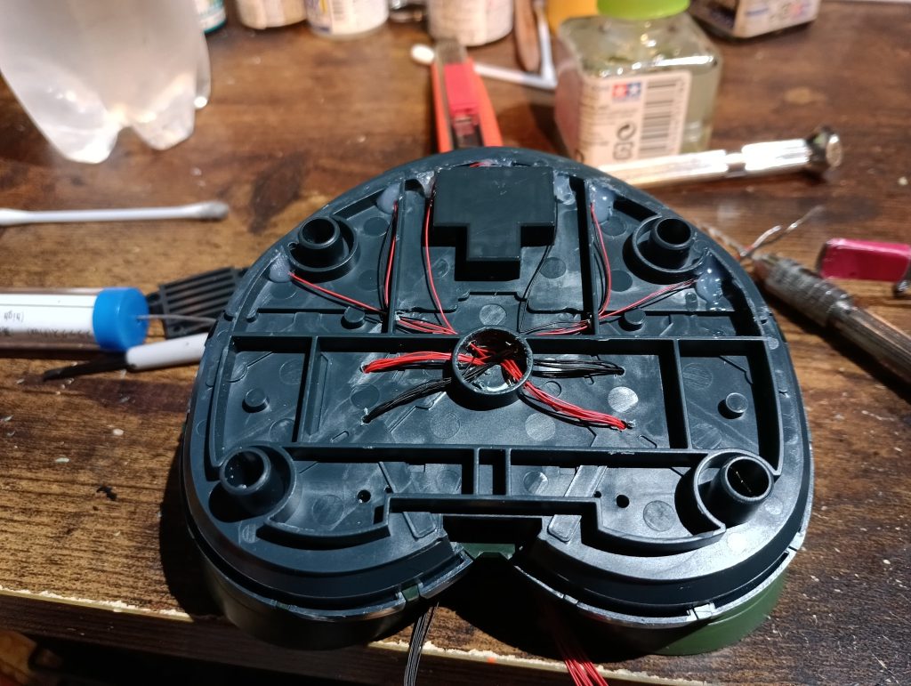 昔のMGは結構中身がスカスカなんで配線をまとめ易いですね👍