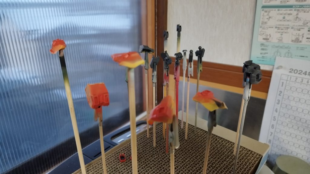 ちまちまマスキングしてエアブラシでプシャー