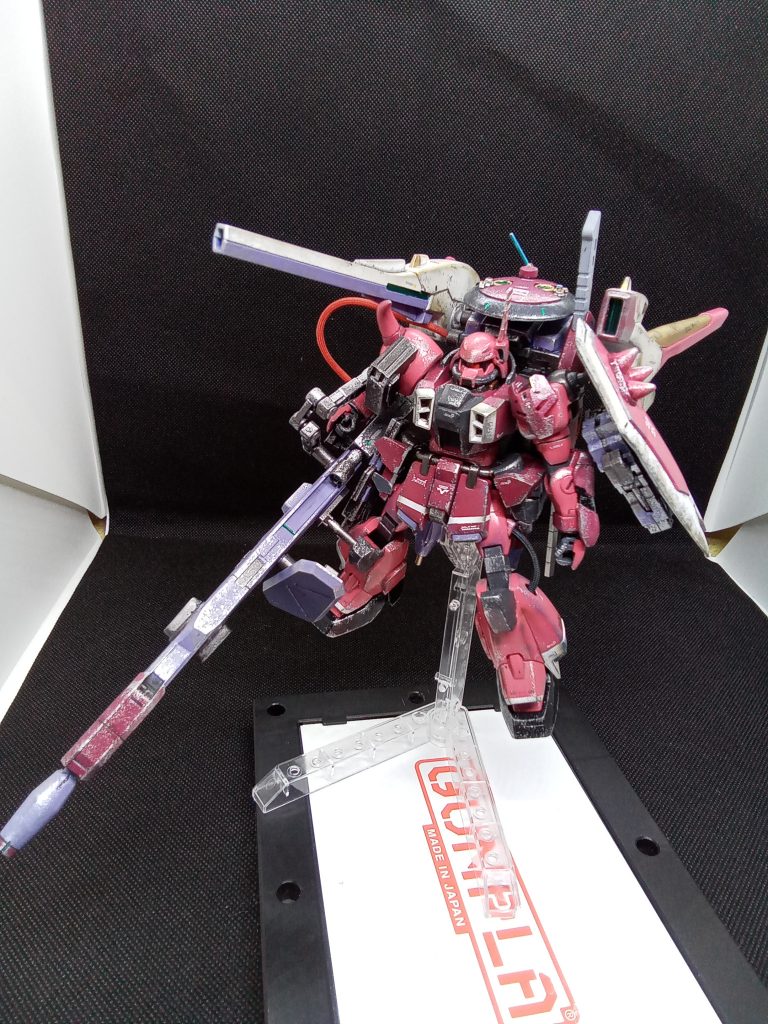 パテを使って頭部・胸部・左腕のデザインを変更胸部は大型化してます。 遠距離索敵・射撃・電磁妨害・ハッキング・高速機動大型実体剣+ドラグーン多目的型ポッドと詰め込めるだけ詰め込んでみました。