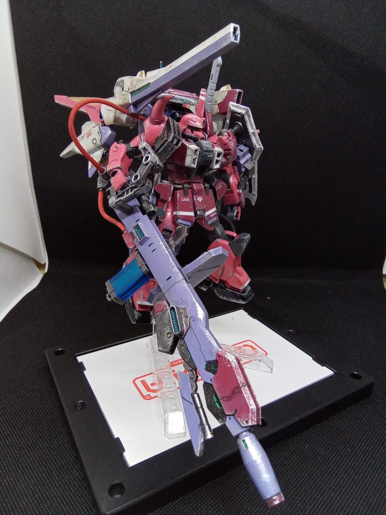 境界戦記の武器セットにベギルペンデのライフルを接続あとはそれっぽく装飾重たく片手で保持が難しくなったので肩にサブアームっぽいものも増設してみました。