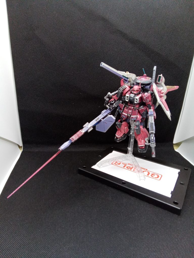 先端にビームサーベル装備でランサーのように使用可能光の翼の高速移動で突撃~(大型砲の後ろにバーニアつけてあります)左手武器はシールド裏に装備