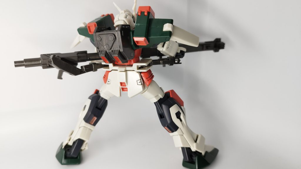 足りてないオレンジ部と、色地が違う関節のグレーを塗りました。腰の真ん中のセンサーはガンマカでメタリックグリーンにしてます