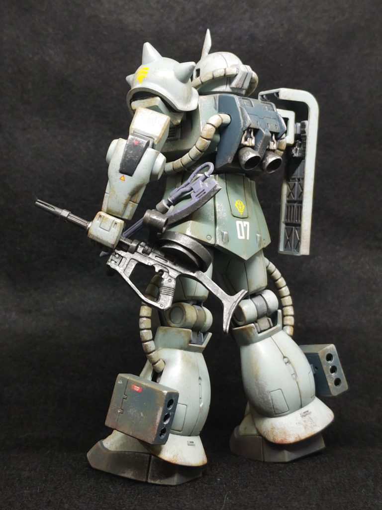 ヒートホークはやっぱり紫色だと思うんですよね~。スパイクアーマーは一体成形のまま、削り込みと塗装で処理しました。