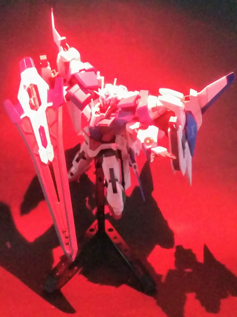 からの~『トランザム❗❗❗』デザイン的に"触れればキレそう"なこの子ですが"装備が重くて自立が厳しいです🤗それにしても『長モノ武装絶対信者』には垂涎モノの様相ですね🤤