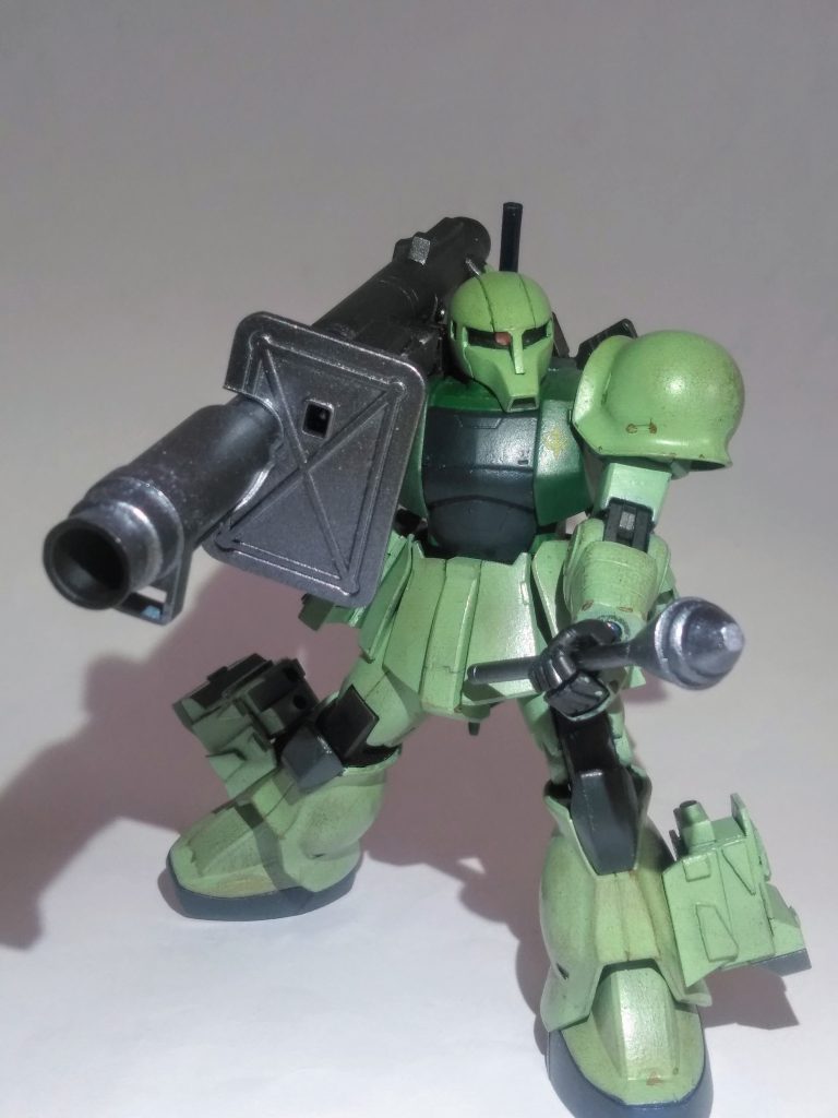 と、いう訳で  『MS-05 EGD ザク Ⅰ 地上高機動型』🤔以前投稿の「ザク Ⅰ をリビルド」してコサエテみました🤣  又もや〔ike_k5さん〕の「DSO BLKプロジェクト」の力を借りて、下半身を盛って在ります🤣🤣🤣              先ずは使い捨て武装となる『シュツルム・ファウスト』🤔