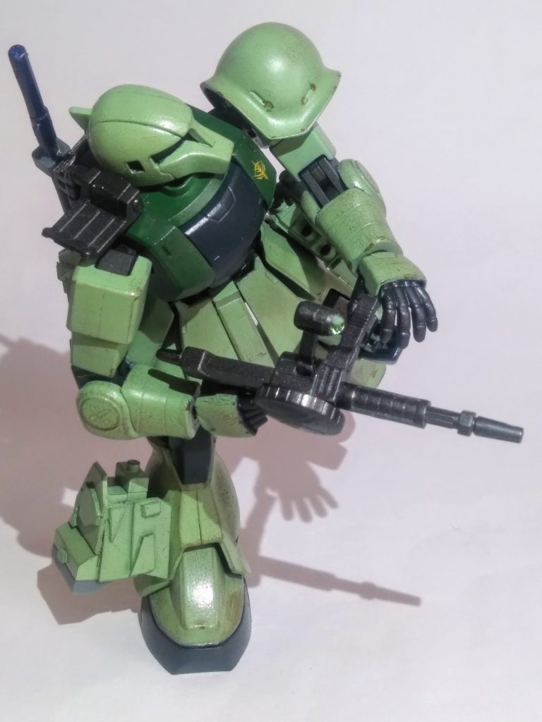 背部の『105mmザクマシンガン』を装備します🤣そして、何気に"片足立ち"が可能だったりします🎵😍🎵