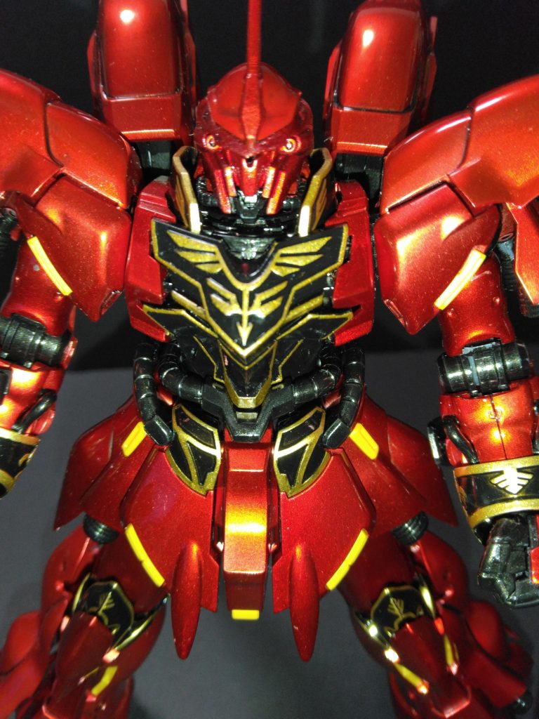 各部分にあるエングレービングはサーフェーサーを吹かないで塗装しました。一度目に金を塗り、二回目にエナメル塗料のブラックで塗ってエナメル溶剤で金の部分のところだけを拭き取りました!ここは特に気に入っています!!