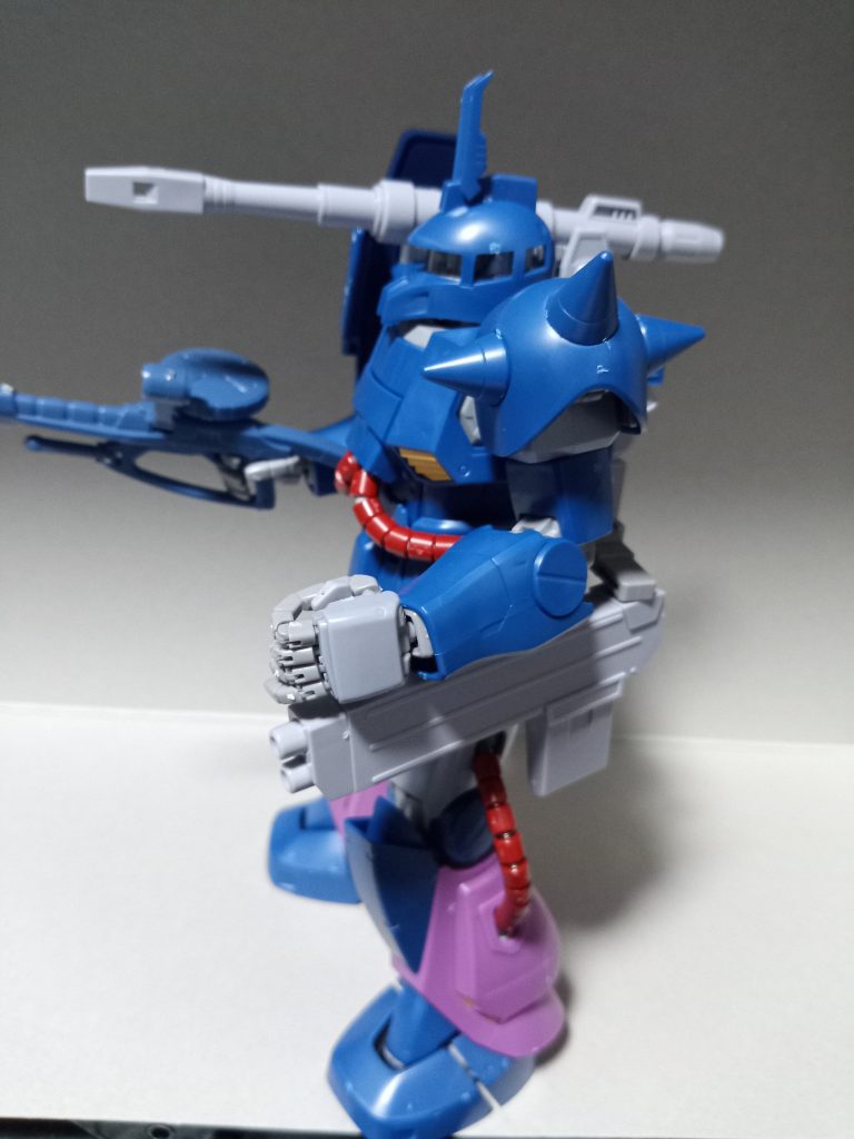 側面から。マシンガンはあえて機体色に合わせてMG旧ザクのオマケだった青みのあるザクマシンガンを持たせてます。太ももは選択肢がザクキャノンの紫か通常ザクタイプ(灰色)なので余剰だったMGザクVer.2の物を使用。