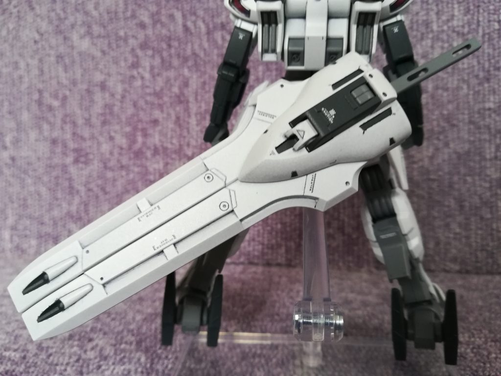 ガーディアンディテールが寂しかったので、台形に切り出したプラ板を貼り付け。デザインはνガンダムのシールドや、ロードアストレイの大剣を参考にしました。