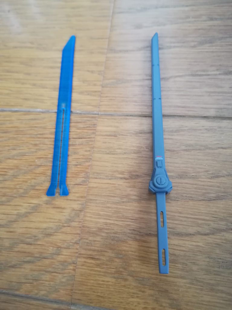 ビームブレイド持ち手に長穴を開けたり、プラ板を貼って情報量UP。ビーム刃は1.7mm厚の透明プラ板からスクラッチ。クリアブルーで塗装して劇中の青いビームを再現しました。ちなみに、キット付属の赤いビーム刃は刀の塗膜が厚くなって付けられなくなりました（泣）