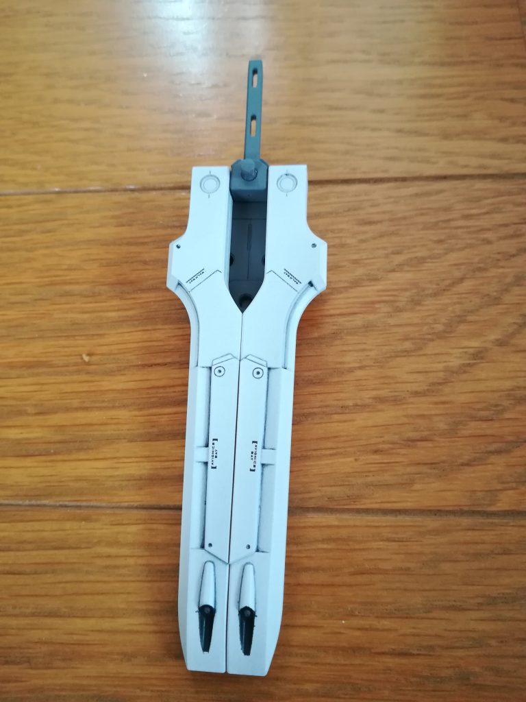 ダミー刀持ち手だけの刀をスクラッチしました。刀身が無いので塗装剥げを気にせず、気軽に付け外しできるようになりました。