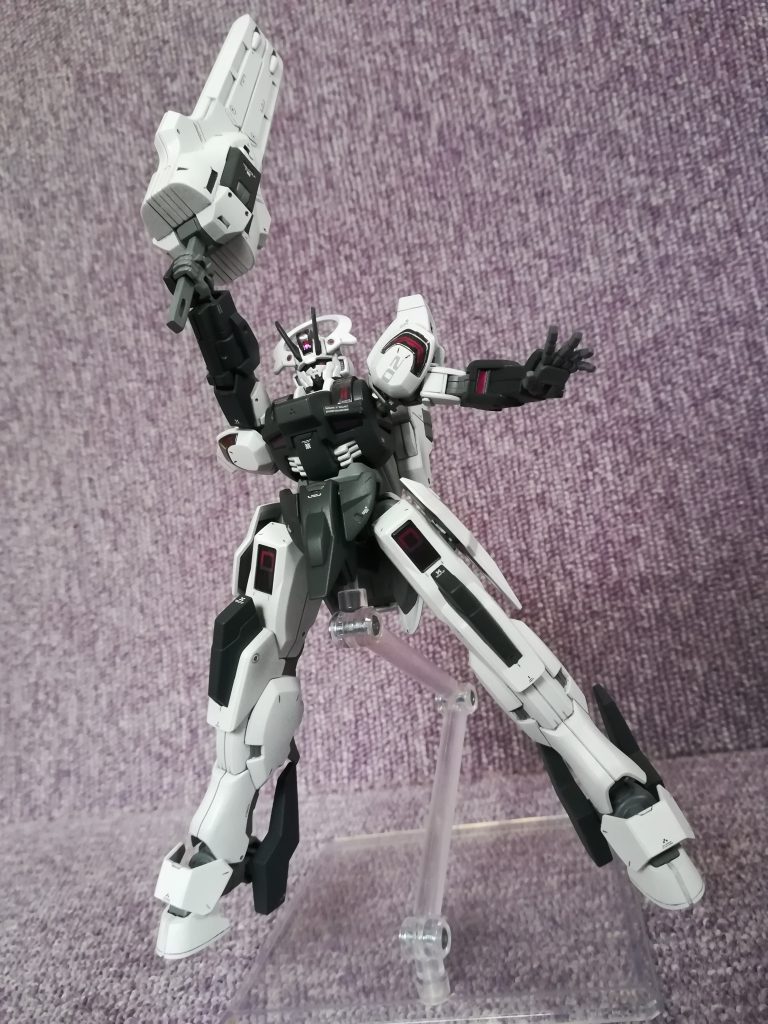 無数のレーザーを照射するシーンは圧巻。説明書によると、オムニ・アジマス・レーザーという攻撃だそうです。