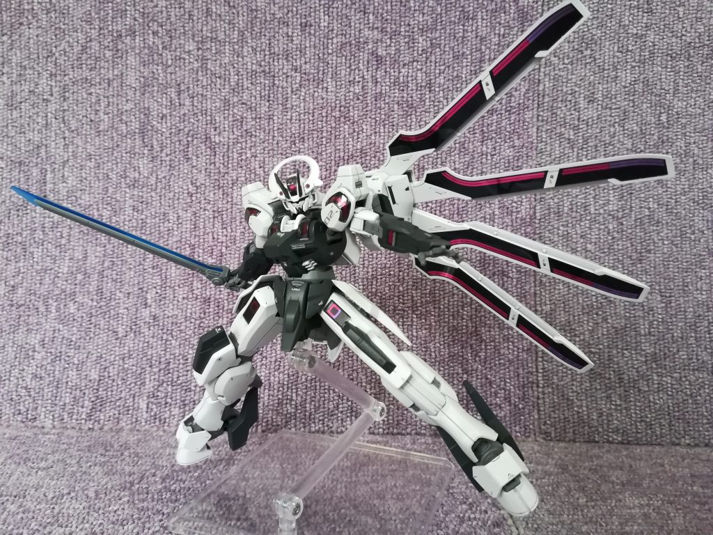 片翼に一刀流、白黒のカラー・・・この機体には、好きな属性が濃縮されている・・・！！