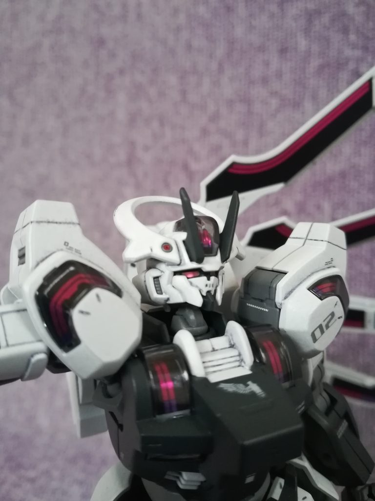 頭部ツインアイが単独のパーツになっていたので、クリアパーツへの置き換えに挑戦。奥に銀色のシールを貼りましたが、光らせるには撮影角度の調整が必要ですね・・・モノアイの時ほど上手くいかないものです。