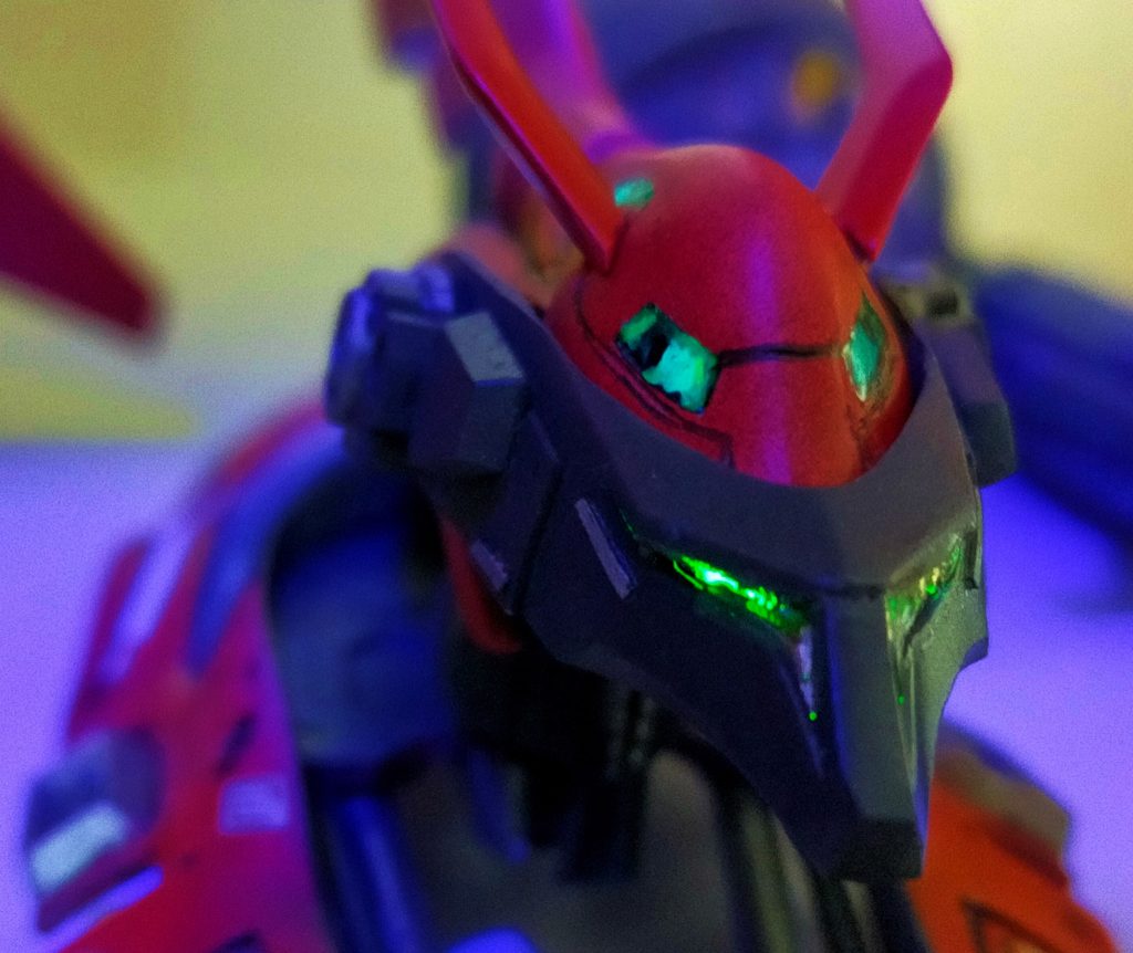 「МGアレックス」のチョバムアーマーのマスクに影響されて「仮面」作ることに、操縦系統のサポートデバイスって設定です、武装付けると首が埋まるので視界をカバーする意味でサブセンサーとして頭部にセンサーを彫りました。頭部はミライトを仕込めるように加工しセンサーの一部には夜光塗料とレジンでセンサー感を上げています。