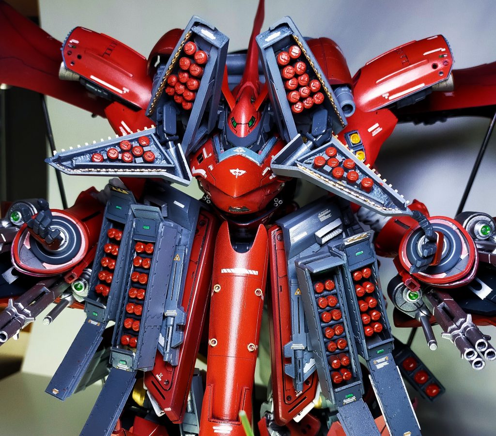 ズサやゼクツヴァイ(センチネル)のミサイルに影響されて86発ミサイルを自作、腹部にはサザビーのメガ粒子砲も移植してあり、パイプも換装してあります。見えない部分は写真投稿の関係で説明のみでm(__)m