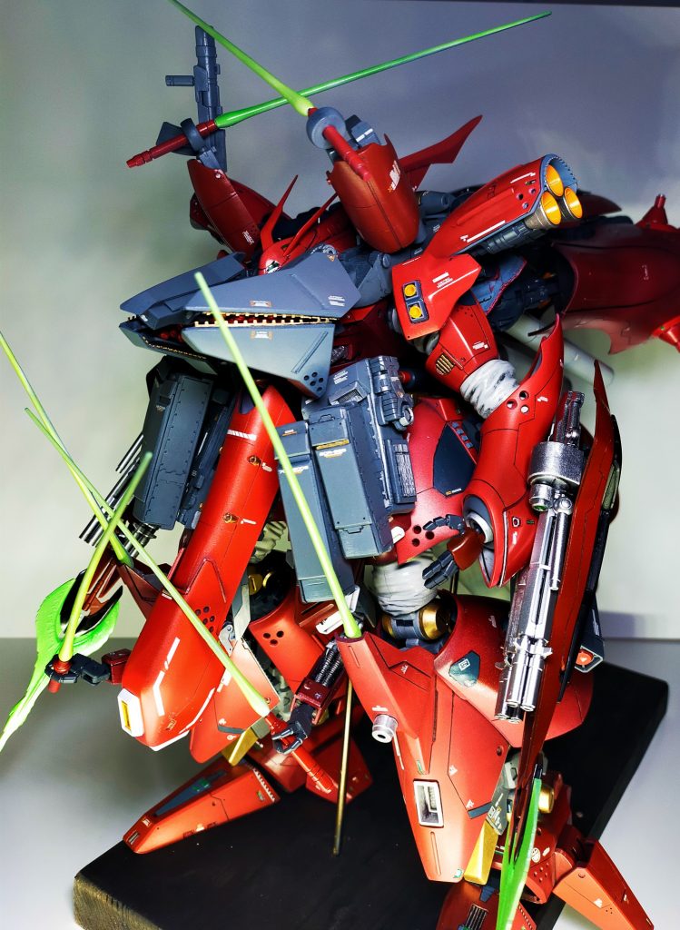 各部からビームサーベルを出した状態、接近戦も可能です。