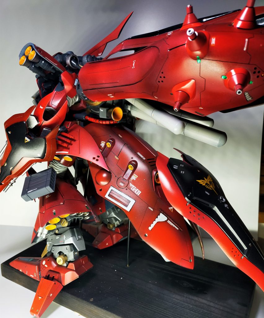 背面、見える所では腰部に自作ビームサーベル3×2、バインダーも畳めるように制作、見えない所では上部にもシールドがあり内側にハイパーバズーカ×2とビームトマホークを収納してあります。