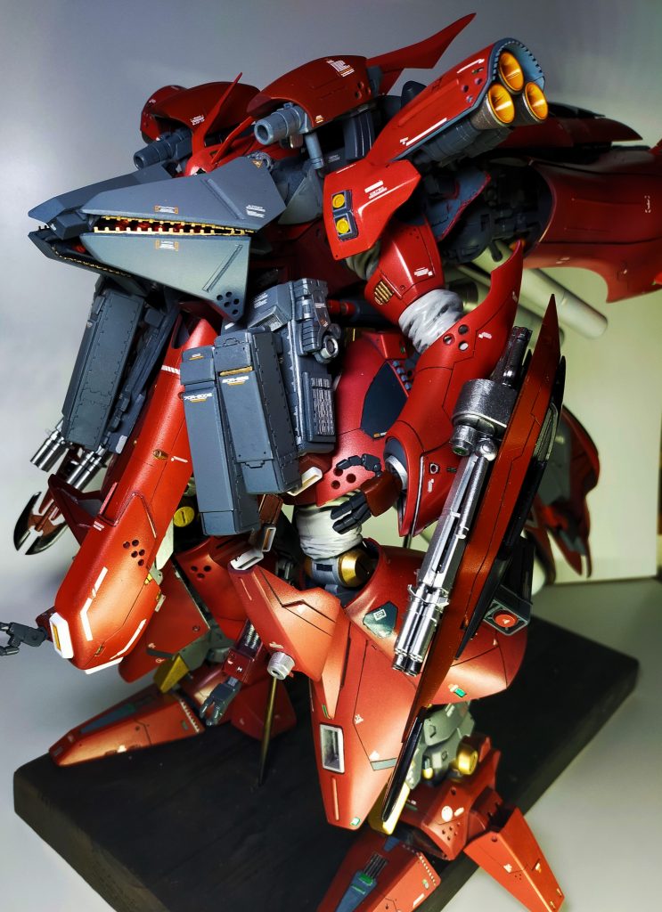 胴体とスカートに追加装甲を作成、両手にビームガトリング×4、装甲内にはミサイルを仕込み、膝は前面ビーム砲、内側にサーベルを入れました。脚には3連対艦ミサイルランチャーを付け、両肩にハンドグレネードを装備しています、アナハイムからの武器供与の設定でFAユニコーンの武器を組み込んであります。