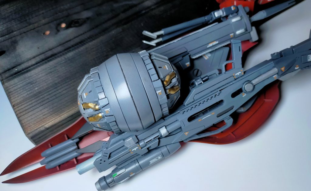 分割してシールド裏に収納できるように。