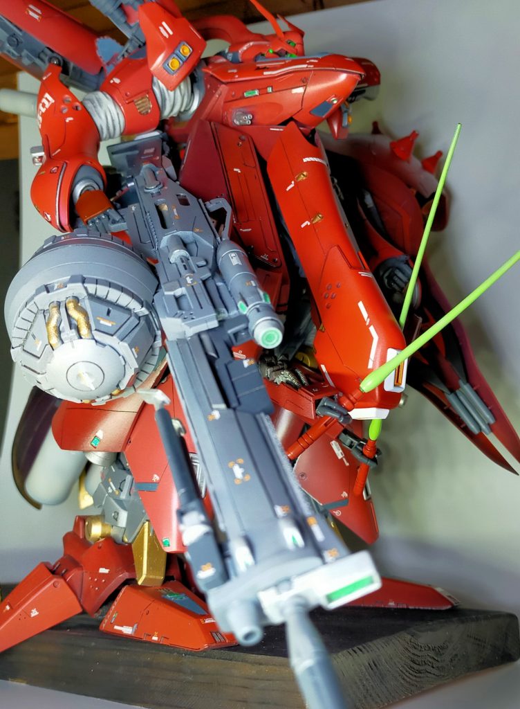 大型ビームライフルはバレルを外して分割が可能、マガジンは原作でギラ・ドーガのエネルギーを利用してたのを参考に大型マガジンを作成、マガジンも取外ししたりノーマルに戻せたりします。