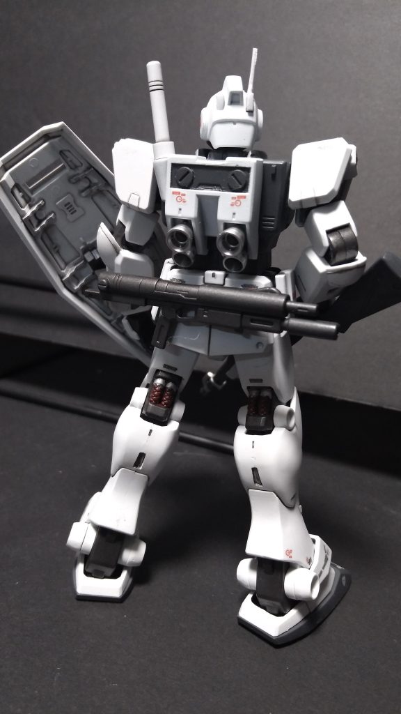 寒ジムのマシンガンは腰にマウントしたく色々考えてみましたが、最終的に素立ちで並ぶので接着しました。マガジンは僚機に持ってもらいます。