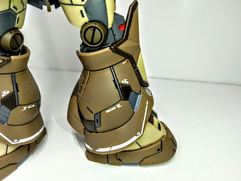 足のスジ彫りが一番気に入っていて少し内部フレームが見えてるというイメージでグレーを塗ったり、迷彩デカールが張れなかったので茶色の塗料で情報量を増し遠目で見たら迷彩ぽっい見た目になったと思います!!!!!
