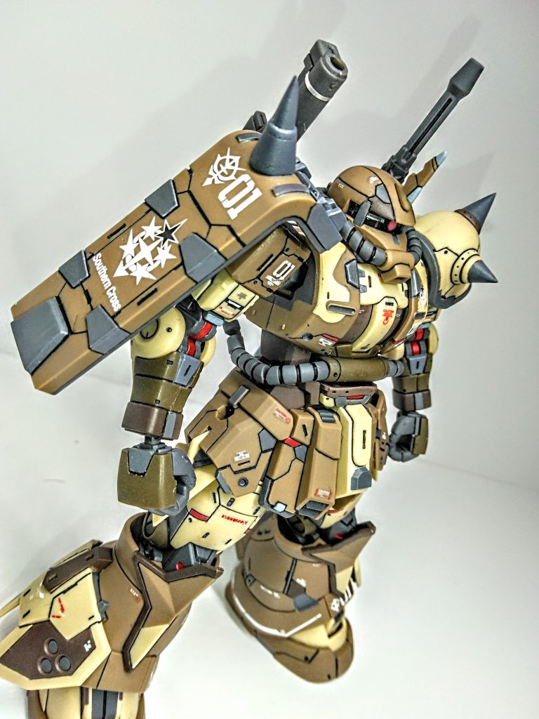 プラ板を主に使ったのはこ~~のシールドです!!!!実はシールドの角は無くしたのでスラスターとプラ棒で作っています!!ここでは分かりづらいですがプラ板でシールド上部はゴツくしてます!!