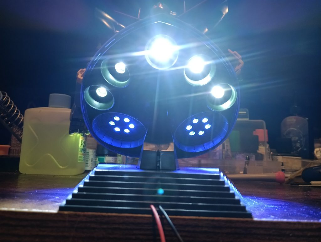 フロントのバーニアはブルー、リアのバーニアホワイトの3mm砲弾タイプを使ってます👍照明器具と言っても過言ではない位の明るさがあります😅💦