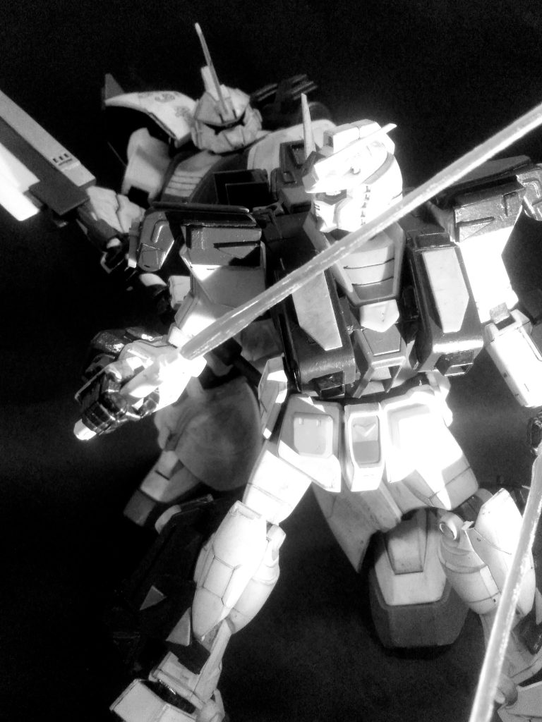 今回も「リビルド」なのに、ガンダム本体を殆ど弄っておりません😋 何故なら弄ると壊れるから・・・薄暗い本棚の中とは云え、関節なども健在でした😲 29 年前のキットなのに・・・ ヤルな❗❗👊😃💕『BANDAI❗❗』