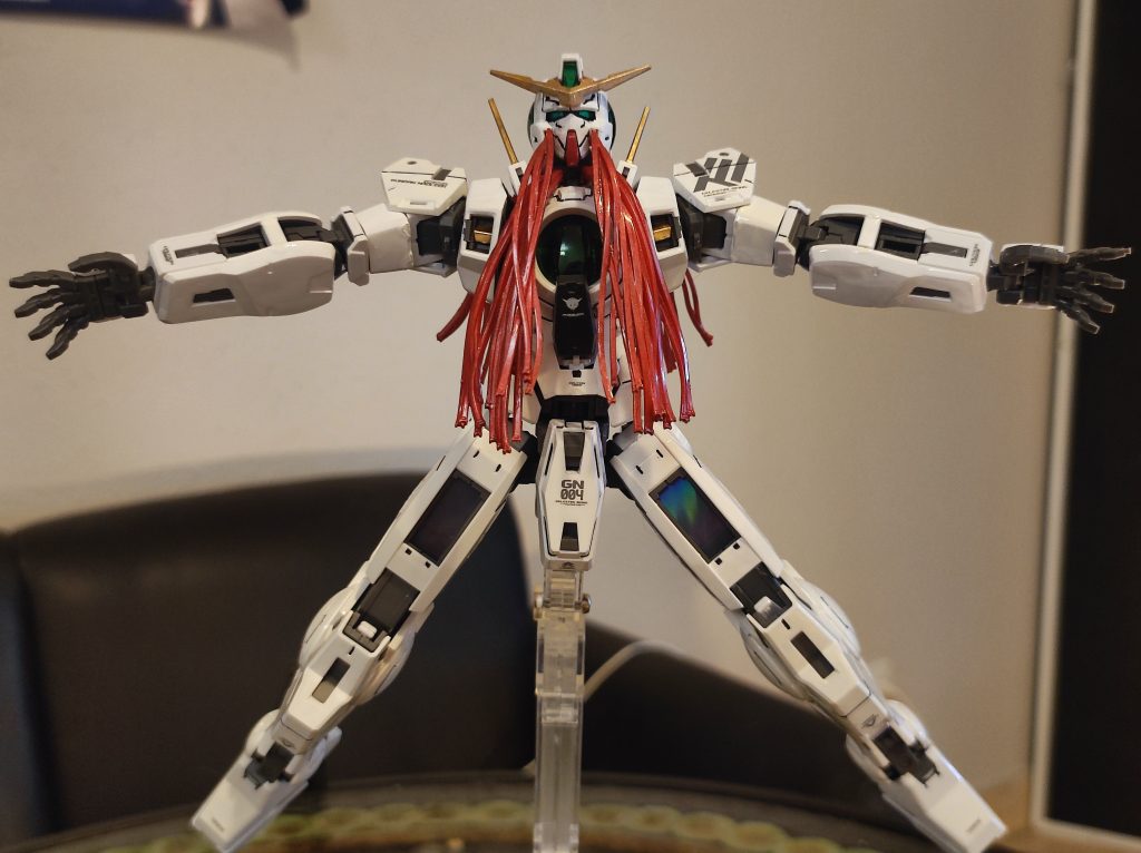 エクシアと同じく、対ガンダム戦を予測するから特別な機能が搭載されるガンダムナドレ。そのトライアルシステムを発動するには、”中の人”としてのナドレはヴァーチェの装甲を外すのが必要です。