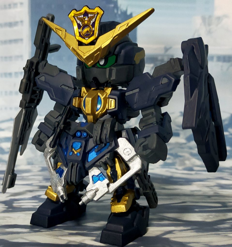 前面頭部は黄忠ガンダムデュナメスの髭を切り取り、ヤスリがけをして整形を行いました。肩部もディテールをヤスリがけで削りしました。ポリスマークはサージェントヴェルデバスターの頭部に使用されているものを取り付けました。