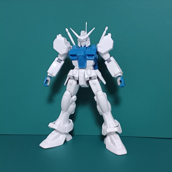 旧キットのガンダムGP01 の続きです。画像1、2枚目→組み立てた下半身にまだついていないパーツを取り付けました。腰の前と後ろにある足のももにあたるパーツはプラ板で1mm延長してアルミ線で腰パーツに接続しました。前後にパカッと開いて足をより上にあげられるようになっていい感じに。画像3枚目→ついていた武器も少しいじってみました。・剣→ビーム刃の部分を切ってHGについていたものを取り付け。・銃→プラ板、プラ棒、パテを使ってよりボリュームアップ。・盾→持ち手の部分が上下に可動できるようにアルミ線で接続。画像4枚目→とりあえずは全部のパーツをいじれたので、つくったガンダムの上半身と下半身を合体。おおー、旧キットいじるとこんな感じになるんですね、スタイルがよくなりました。画像5枚目→右がもともとのやつです。パーツ自体は手以外はほぼ同じですが、関節のつきかたとかスタイルが変わると印象がけっこう変わりますね。顔とか大きさはもともとのやつと同じですが小顔に見える不思議。（4枚目）