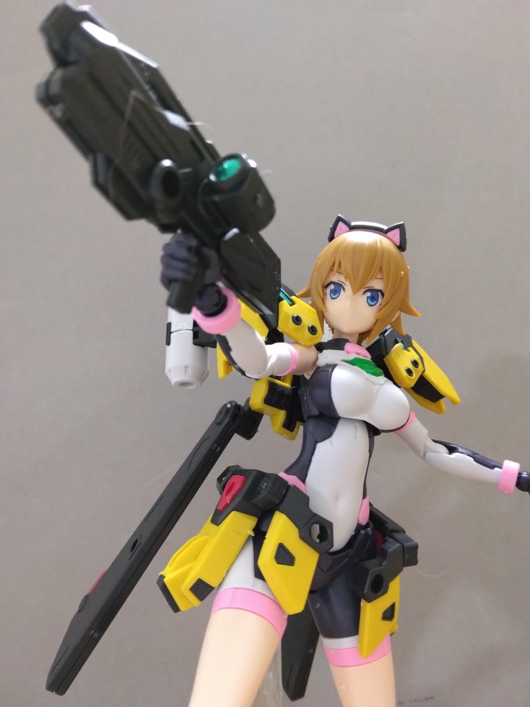 武器はショートビームライフル。ガンプラバトルに対応した本気の仕様としてビルドされている。（説明書から）