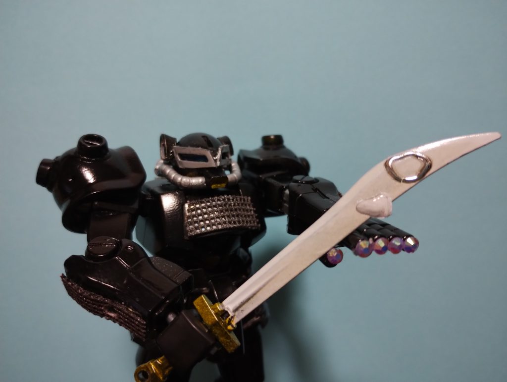 ソード:アバドング異世界の子供が土管に書いた落書きが転生して剣になった、という空想です。偵察用MSの為、護身用の怠け者ソードです。                      目と手(っぽい所)はネイル用のデコシールを使用。