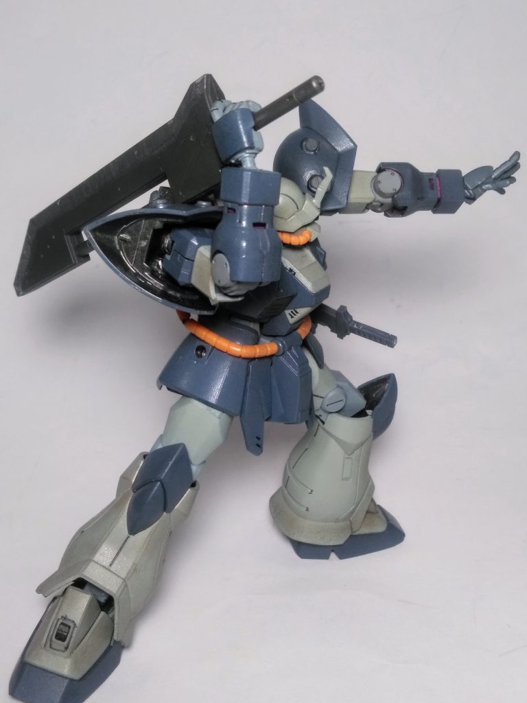 そして『天斗 特務中尉』なのだから"アイデンティティー"の『ザッパー』は外せナイ😤背部に装着しております🤣🤣🤣「鉄血武器セット」からの流用は一目瞭然❗🎵😍🎵