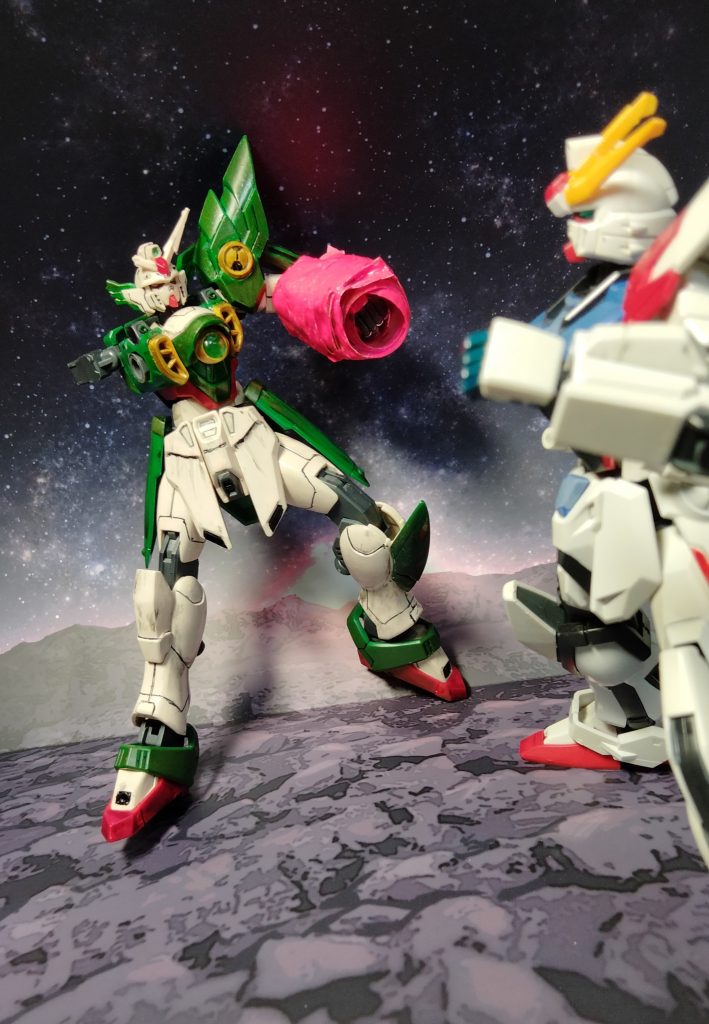 ラストの殴り合い時のビームマントグルグル巻きは、布テープを使い蛍光ピンクで塗装したのですが、ちょっと派手すぎたかな（笑）ビルドストライクがRG仕様ならもっとあの名勝負を再現できましたね（汗）